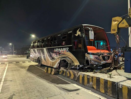 হানিফ ফ্লাইওভারের টোল প্লাজায় বাস দুর্ঘটনায় অর্ধশত আহত