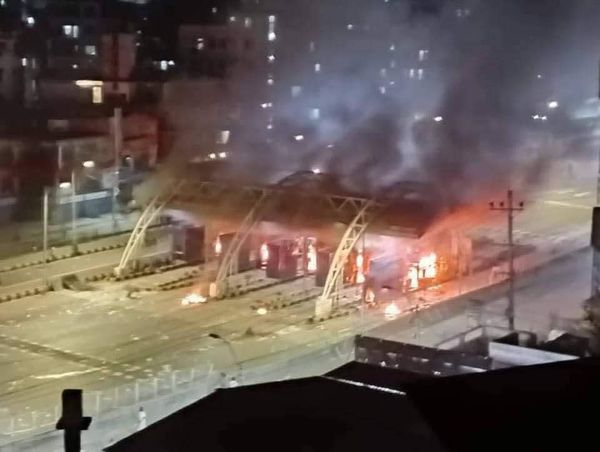 রাজধানীর হানিফ ফ্লাইওভারের টোলপ্লাজায় অগ্নিকাণ্ড