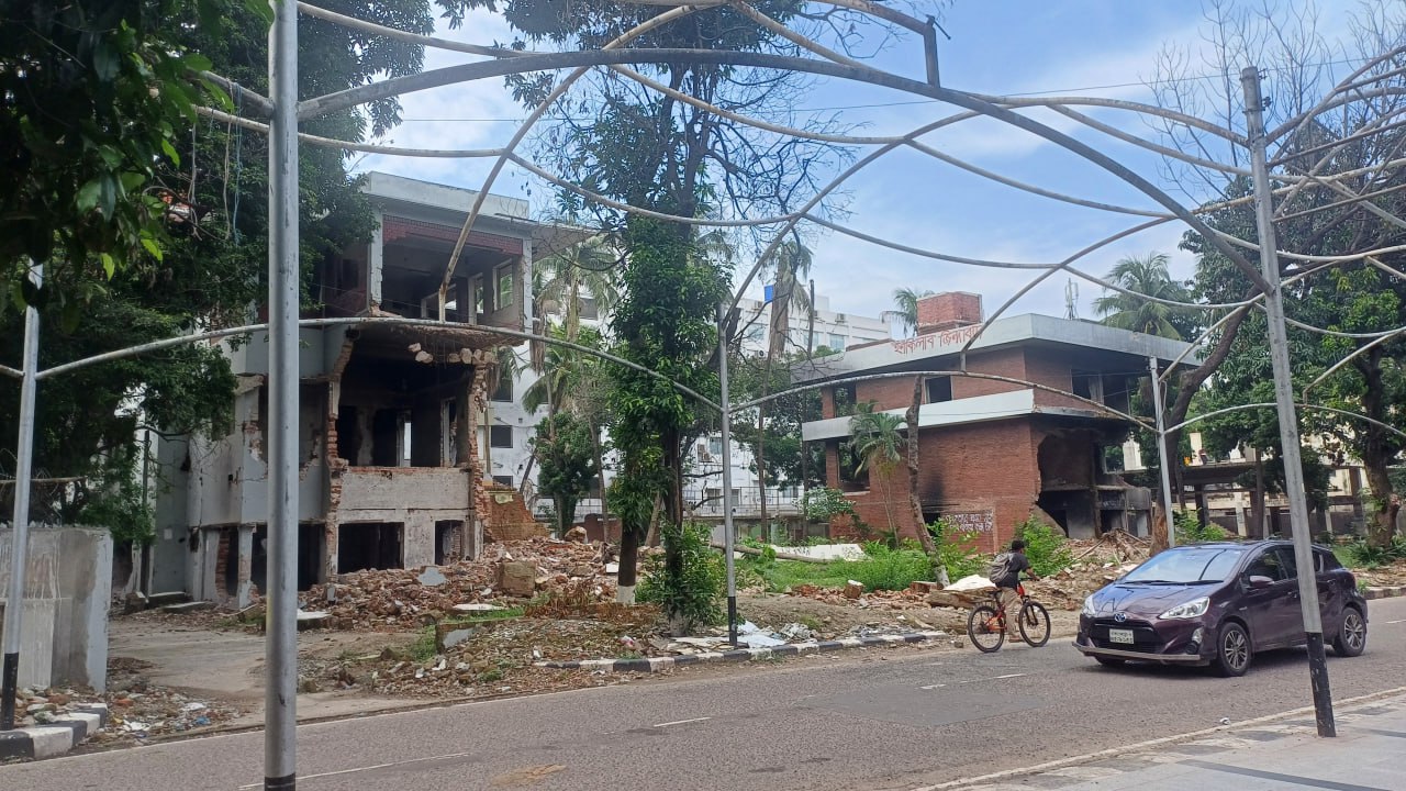 ধানমণ্ডি আওয়ামী লীগ অফিসের সামনে “জয় বাংলা” স্লোগান ও জাতীয় পতাকা উত্তোলন