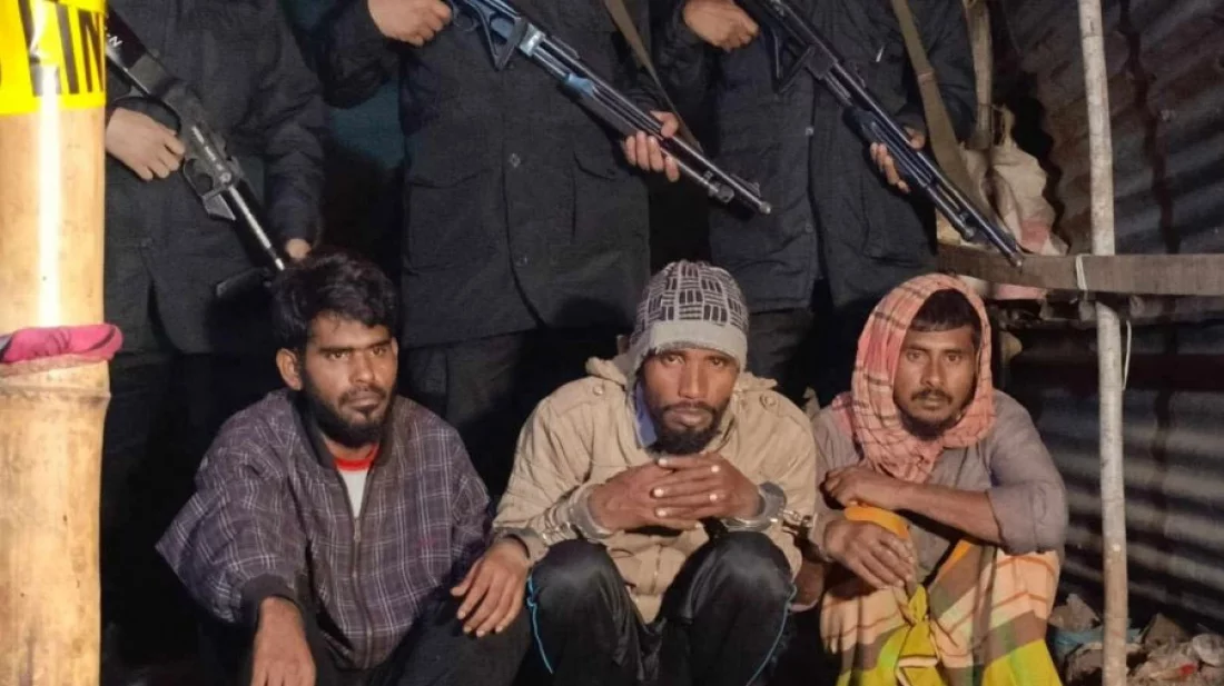 ট্রেনে আগুন লাগানোর ঘটনায় ৩ জন বোমাসহ আটক