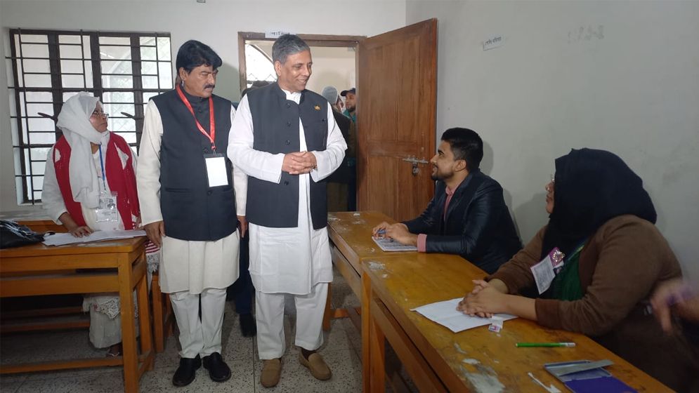 ঢাকা ৮ আসনের ভোট কেন্দ্র পরিদর্শন করলেন বাহাউদ্দিন নাছিম