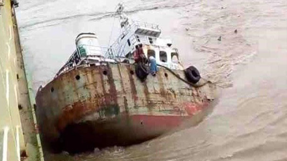 ছয় হাজার বস্তা সরকারি চালসহ বাল্কহেড ডুবি