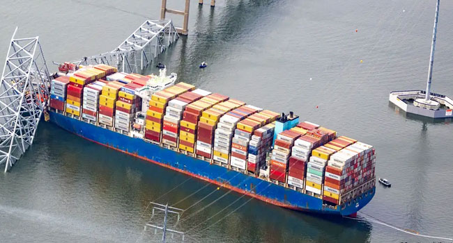 জাহাজের ধাক্কায় সেতু ভেঙে নিহত ৬