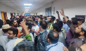 বাংলাদেশ ব্যাংকে গভর্নরের পদত্যাগের দাবিতে ব্যাপক বিক্ষোভ