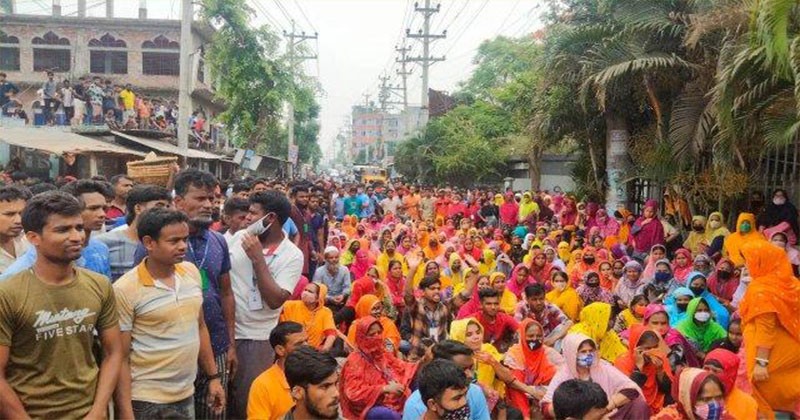 বকেয়া বেতনের দাবিতে শ্রমিকদের বিক্ষোভ