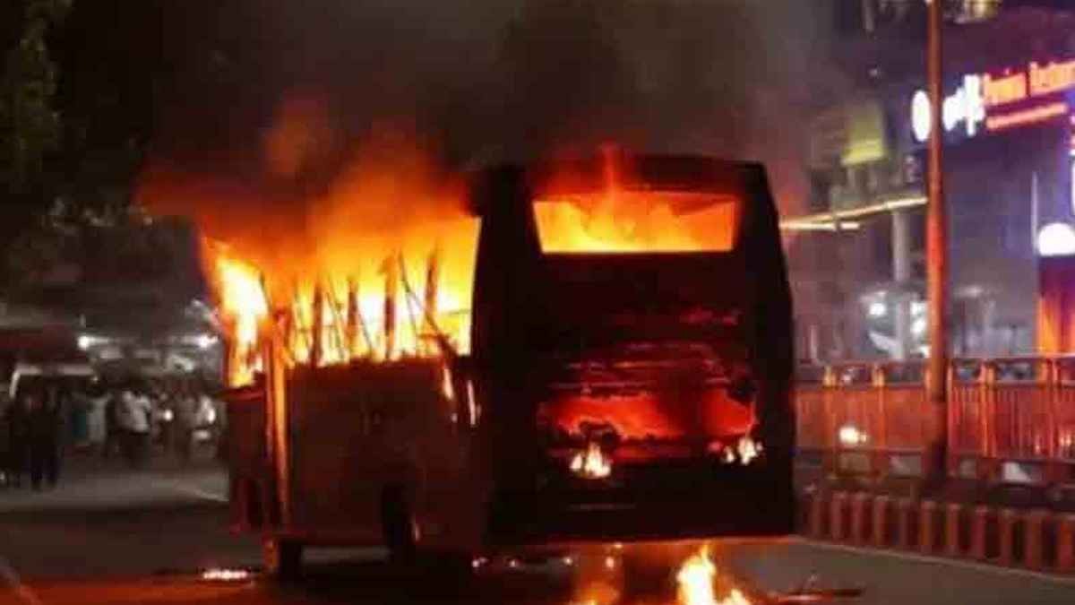 ডেমরায় বাসে আগুন