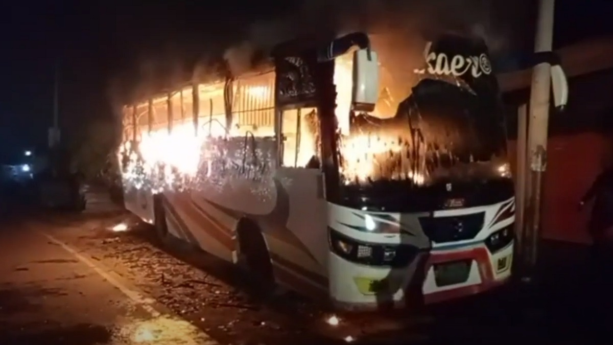 টাঙ্গাইল নাটিয়াপাড়ায় দাঁড়িয়ে থাকা বাসে দুর্বৃত্তদের আগুন।