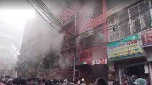 পুরান ঢাকার চকবাজারে সোলায়মান টাওয়ারে আগুন