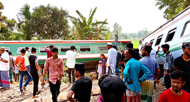 কুমিল্লায় বিজয় এক্সপ্রেসের ৯টি বগি লাইনচ্যুত