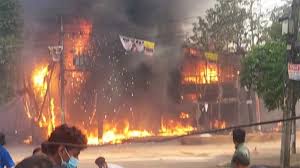 ধানমন্ডিতে ইয়েলো শোরুমে আগুন, নিয়ন্ত্রণে তিনটি ফায়ার সার্ভিস ইউনিট