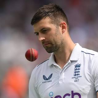 বিশ্বকাপের মাঝেই অবসর ঘোষণা ইংলিশ পেসারের