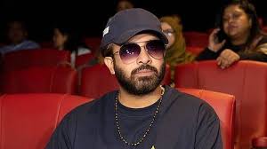 ৪ শতাধিক কর্মী নিয়ে 'তুফান' দেখলেন শাকিব খান