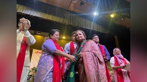 মানিকগঞ্জের বিউটি আচার্যকে সংস্কৃতিতে বিশেষ অবদানের জন্য সম্মাননা প্রদান