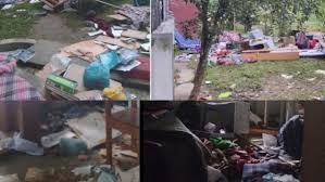 কোটা সংস্কার আন্দোলনে ঢাবিতে ছাত্র লীগের ঘর ভাঙচুর ও চাদর ছুঁড়ে ফেলছে