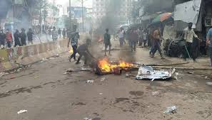 দেশজুড়ে তীব্র সহিংসতা এবং আওয়ামী লীগ নেতাদের বাড়িতে হামলা ও অগ্নিসংযোগ