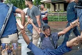 রাজশাহী বিশ্ববিদ্যালয়ে মৌন মিছিলে পুলিশের হামলা,রুখে দাঁড়ালেন শিক্ষকরা