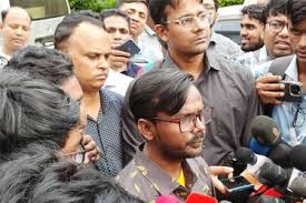 ডিবি কার্যালয়ে এসে আটক শিক্ষার্থীদের মুক্তির দাবি হিরো আলমের