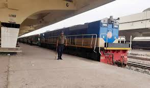 ঢাকা রেলওয়ে স্টেশনে ঈদযাত্রায় স্বাচ্ছন্দ্যে ট্রেনে উঠছেন যাত্রীরা