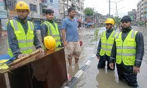 বৃষ্টির পানি সরাতে কাজ করছেন ঢাকার দুই সিটির ৫ হাজারেরও বেশি পরিচ্ছন্নতা কর্মী