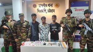চান্দগাঁওয়ে সেনাবাহিনীর অভিযানে মাদক ও অস্ত্রসহ ৩ জন গ্রেফতার