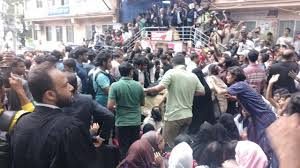 চট্টগ্রামে ‘মার্চ ফর জাস্টিস’ কর্মসূচির আওতায় আদালত চত্বরে শিক্ষার্থীদের বিক্ষোভ