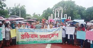 সেন্ট্রাল শহীদ মিনারে চিকিৎসক ও শিক্ষার্থীদের বিশাল সমাবেশ