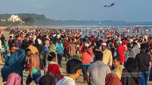 কক্সবাজার সমুদ্রসৈকতে ঈদের পরও পর্যটকের ভিড় স্থিতিশীল