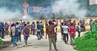 কুমিল্লা বিশ্ববিদ্যালয়ে শিক্ষার্থীদের সাথে পুলিশের সংঘর্ষ