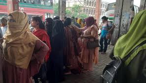 ঈদযাত্রায় বাড়তি ভাড়ার চাপ গাড়ির অভাবে যাত্রীদের দুর্ভোগ