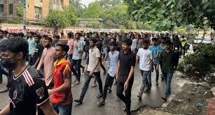 কোটাবিরোধী আন্দোলনকারীদের অবরোধে বাংলাদেশ ছাত্রলীগের মিছিল