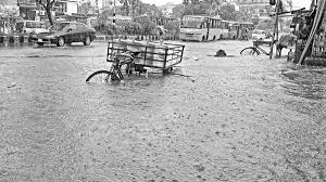 মিরপুরে জলাবদ্ধ রাস্তায় তলিয়ে গেল গাড়ি