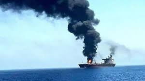 এডেন উপসাগরে হুতি ক্ষেপণাস্ত্র হামলায় জাহাজে আগুন