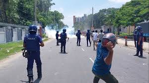 রামপুরায় কোটা সংস্কার আন্দোলনে পুলিশের বাক্সে আগুন, বিস্ফোরণে শ্রমিক লীগ নেতা আহত