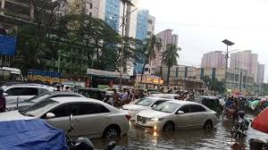 কয়েক ঘণ্টার বৃষ্টিতে অচল ঢাকার সড়ক-অলিগলি