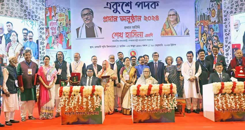 প্রধানমন্ত্রী একুশে পদক দিলেন ২১ গুণীজনকে