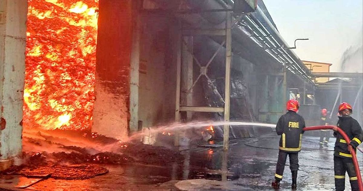 তিন দিন ধরে আগুন জ্বলছে চিনির গুদামে