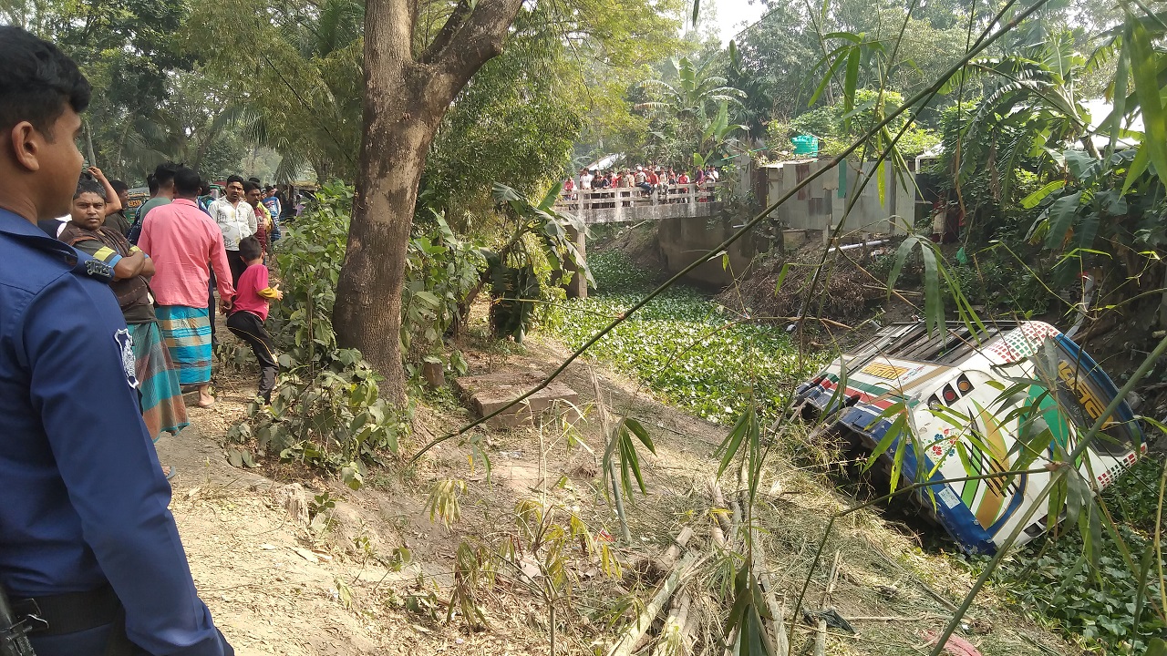 সড়ক দুর্ঘটনায় বাবা-ছেলে নিহত