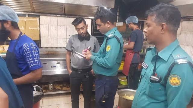 রাজধানীতে বিভিন্ন রেস্টুরেন্টে পুলিশের অভিযান