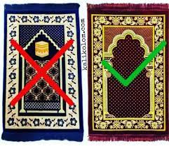 কাবার ছবিযুক্ত জায়নামাজে নামাজ পড়া যাবে কি?