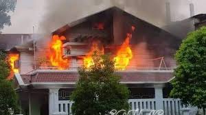 নড়াইলে মাশরাফি মুর্তজার বাড়ি ও নেতাদের বাড়িতে আগুন ও ভাঙচুর