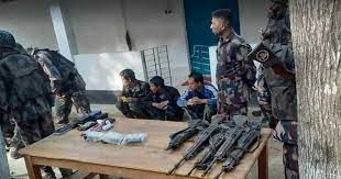 মিয়ানমার আর্মিরা পালিয়ে দলে দলে বাংলাদেশে ডুকে পরছে