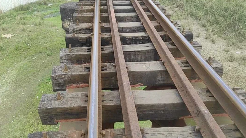রেললাইনের স্লিপার তুলে নাশকতার চেষ্টা