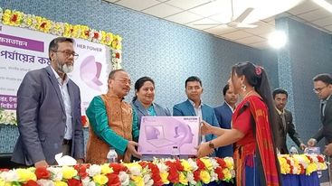 পার্বত্য প্রতিমন্ত্রী কুজেন্দ্র লাল ত্রিপুরা খাগড়াছড়িতে৭৫ জন নারী উপকারভোগীর মাঝে ল্যাপটপ বিতরণ করলেন