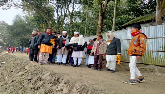 চল্লিশ বছর পর মাটির রাস্তা পেয়ে গ্রামবাসী খুশি
