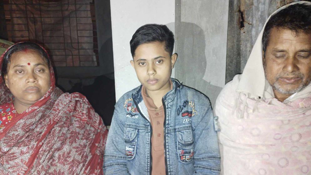 ১৭ বছর বয়সী এক মেয়ে পুরুষে রূপান্তর হয়েছে সিরাজগঞ্জে